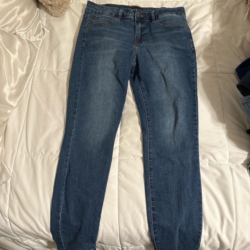 Tahari skinny jeans size 8/29, worn before but still in excellent condition!